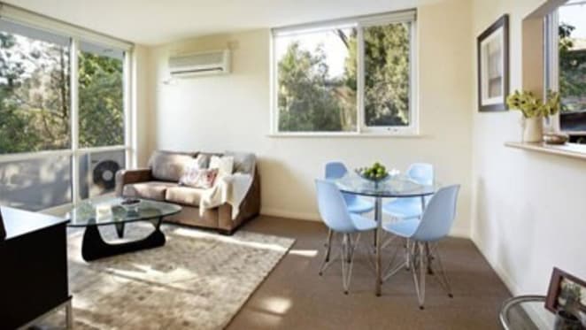 Vendor outpaces the market in Hawthorn, but McMahons Point sale held up with finance