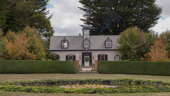 Musk Farm sale draws big crowd to Stuart Rattle garden estate auction