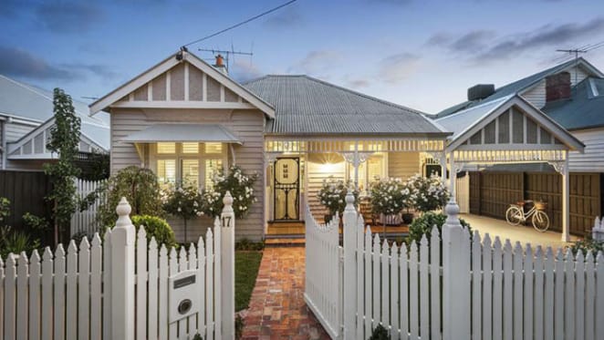 Off-field top marks for retired ruck man Darren Jolly in renovated Surrey Hills cottage