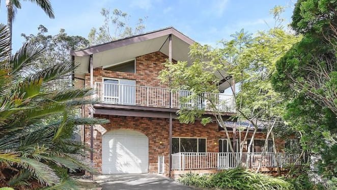 Lugarno water-edge mortgagee house listed