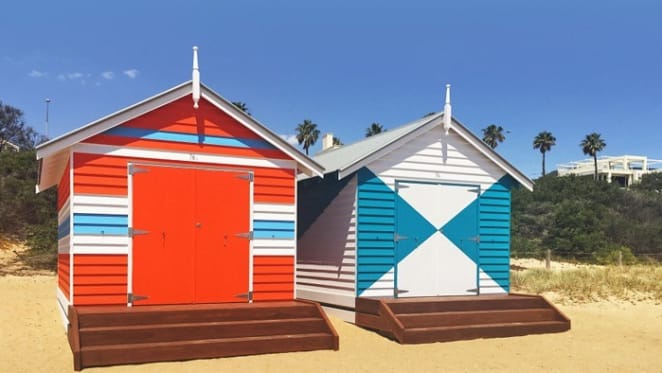 Brighton bathing box sells to locals at record $285,000