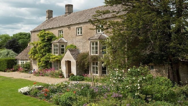 Model Liz Hurley sells Ampney Knowle to keep Donnington Hall