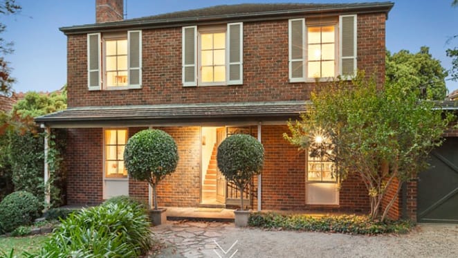 English-style Kooyong trophy home listed