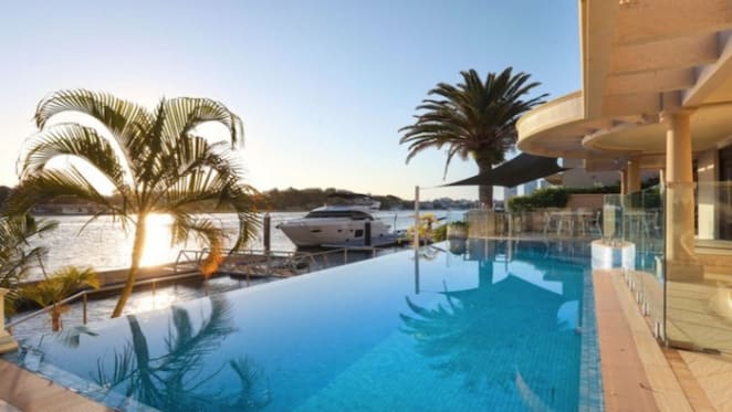 Hoteliers sell Surfers Paradise holiday home for loss