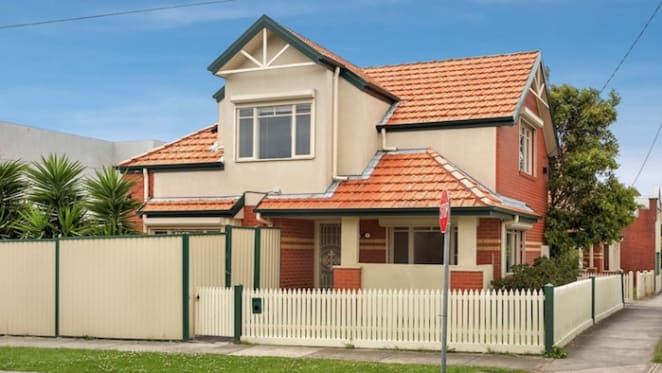 Robert Williams seeks to injunct Essendon home being auctioned