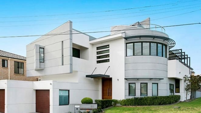 Celebrity chef Pete Evans lists Malabar home