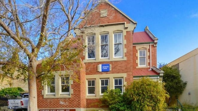 1930s building in Hobart fetches $910,000 at auction
