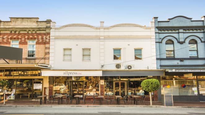Double-fronted retail freehold in inner Melbourne fetches above $3 million at auction