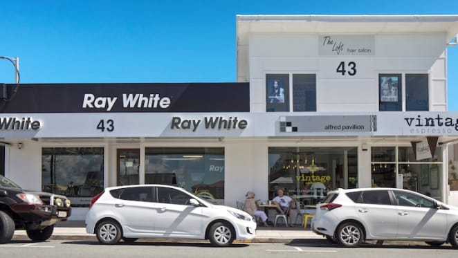 Gold Coast commercial building fetches $2.3 million at auction