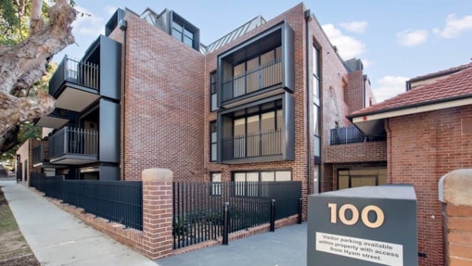 Rebel Wilson turns up to Millers Point auction