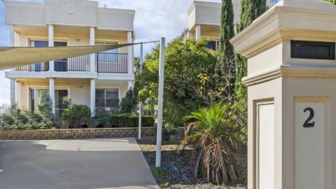 St Kilda Beach price heads backwards in weekend cheapest auction result