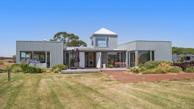 Retired politician Peter Reith lists rural Victorian retreat