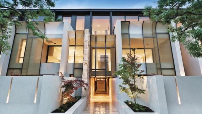Battle between estate agents Oliver Booth and Marcus Chiminello goes public over $140,000 Toorak penthouse commission