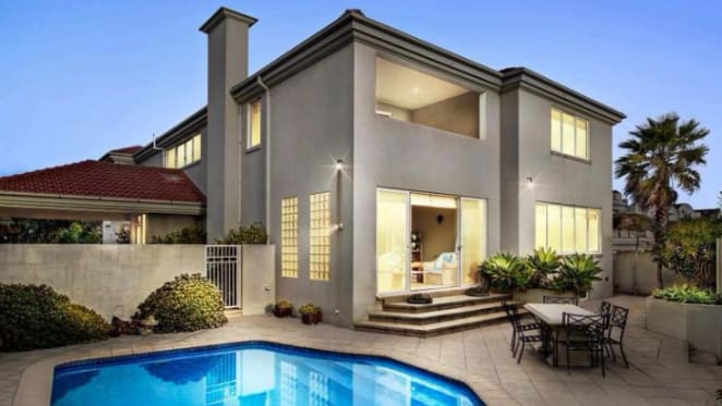 Beachfront Brighton trophy home remains unsold