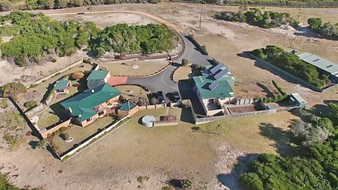 Home at Tasmania's Chain of Lagoons Beach remains listed for sale