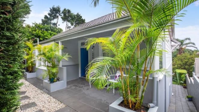 Giants star Josh Kelly and horse trainer David Hayes pull Coogee auctions