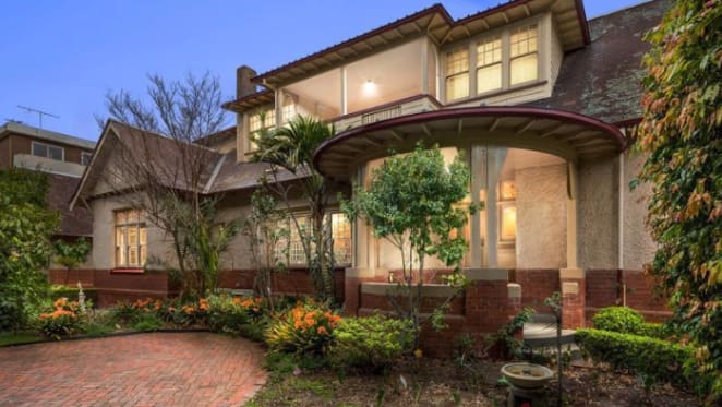Fairfax, St Kilda's 1915 trophy home passed in without bid