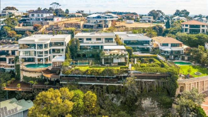 Pokie king Malcolm Steinberg lists Mosman Park cliffside home