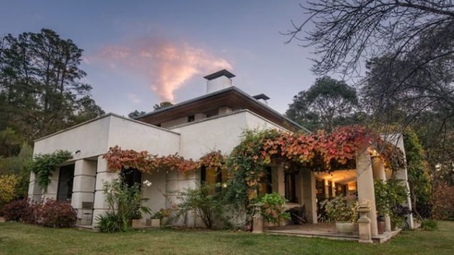 Radiologist Professor Ken Neale sells Doyne Hill House at Mount Panorama