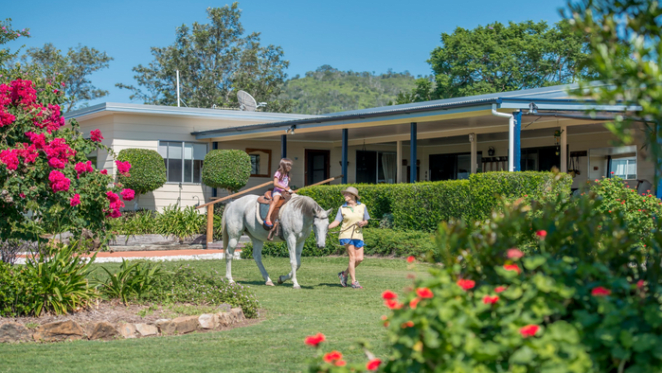 Queensland lakefront property listed for the first time in 40 years