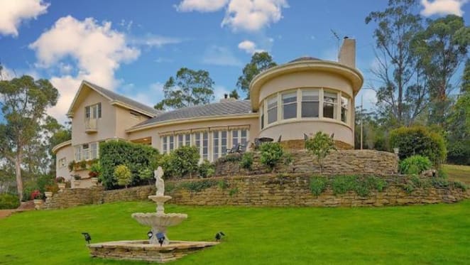 Otto Helwig-designed 1937 Bradbury Hall Estate on the market