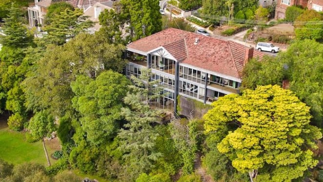 Exclusive Toorak home fronting the Yarra River listed