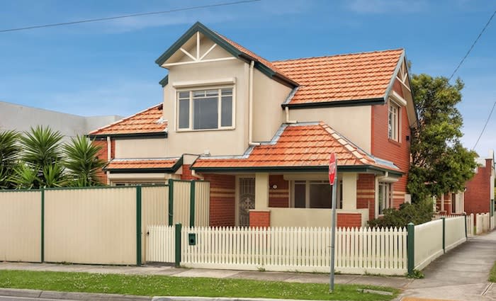 Robert Williams seeks to injunct Essendon home being auctioned