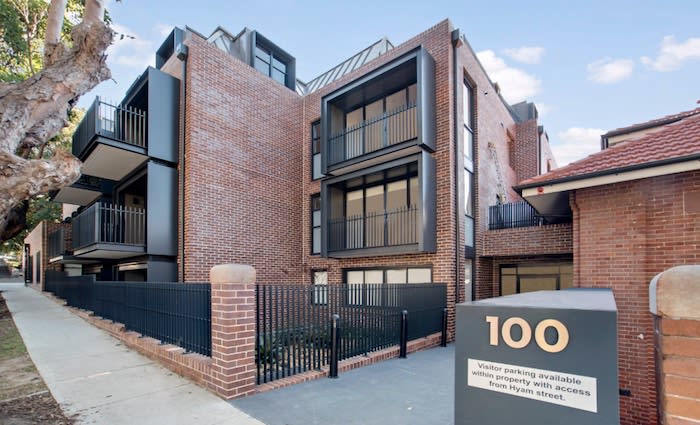 Rebel Wilson turns up to Millers Point auction