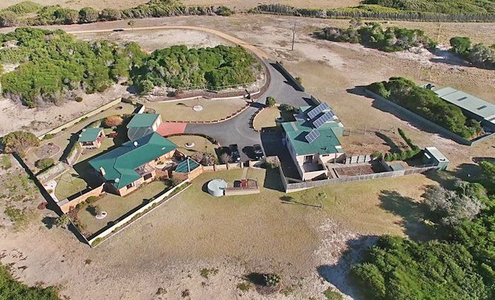 Home at Tasmania's Chain of Lagoons Beach remains listed for sale