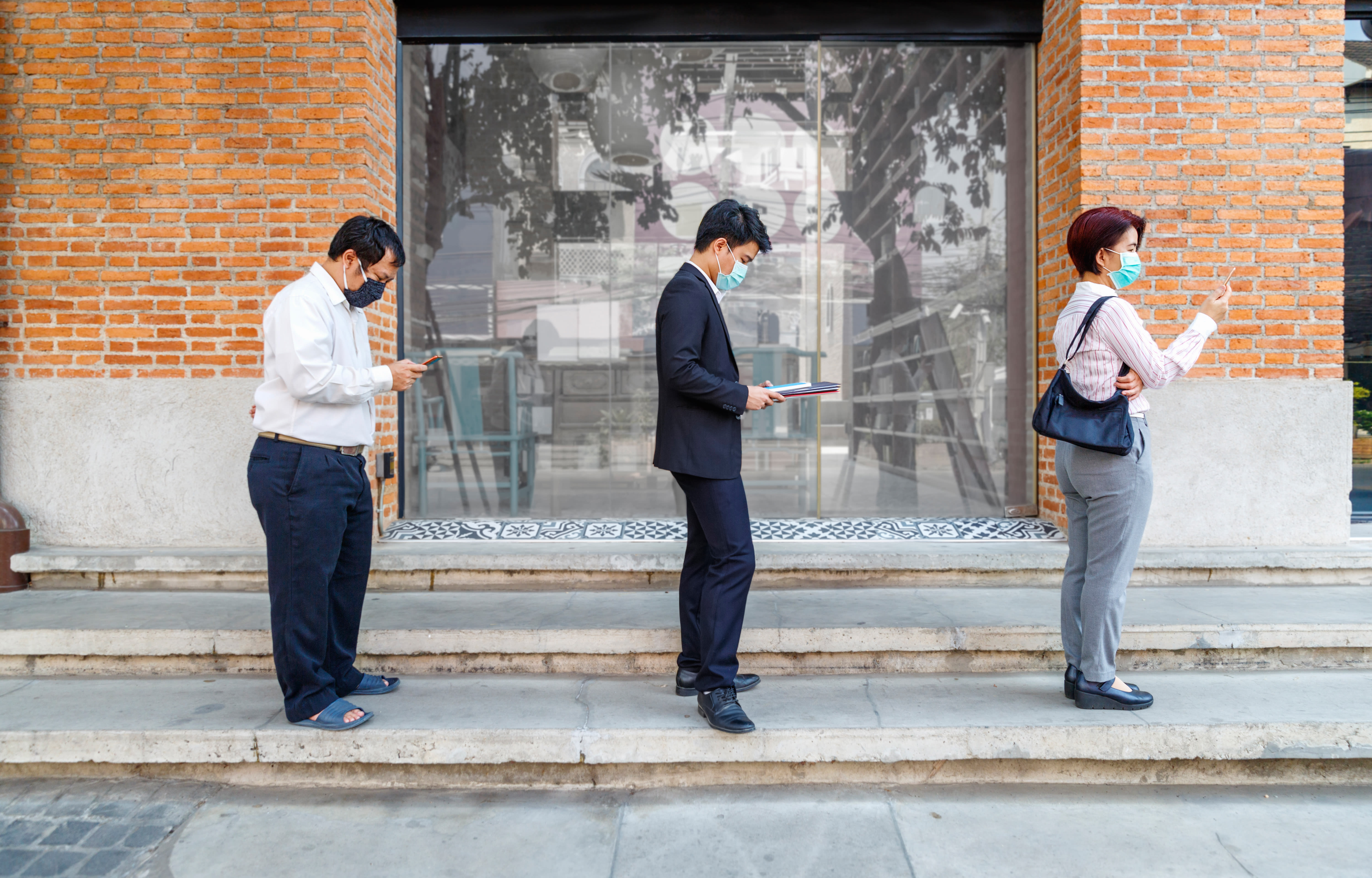 Making physical distancing possible - Seizing the Opportunity to Make Streets for People.