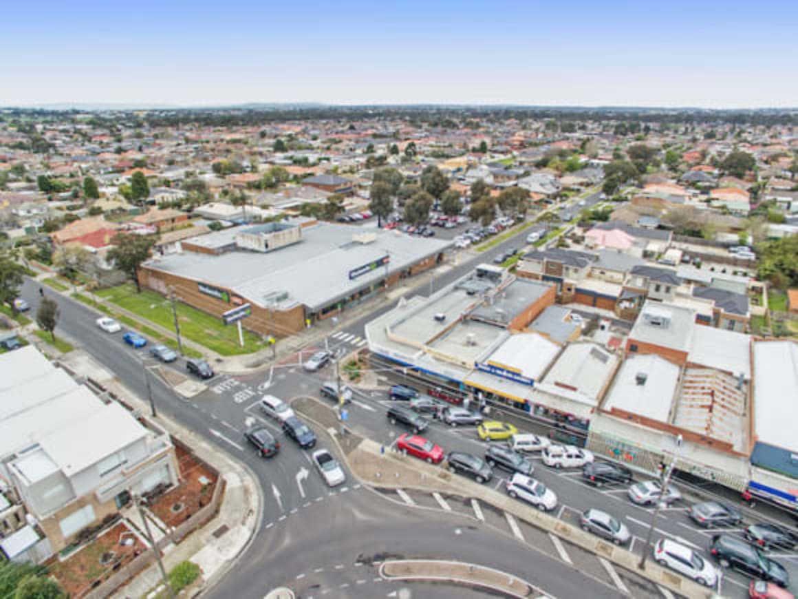 Investors make a beeline for Woolworths stores in Melbourne