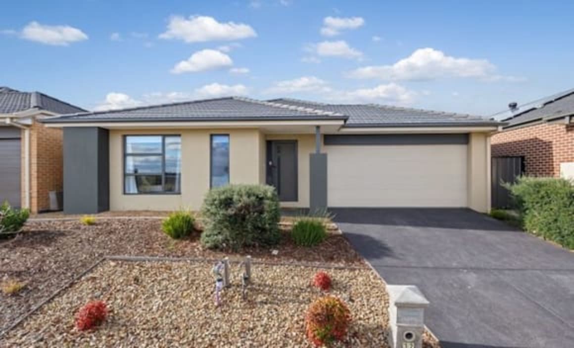 Spring racing carnival triggers Melbourne auction dip