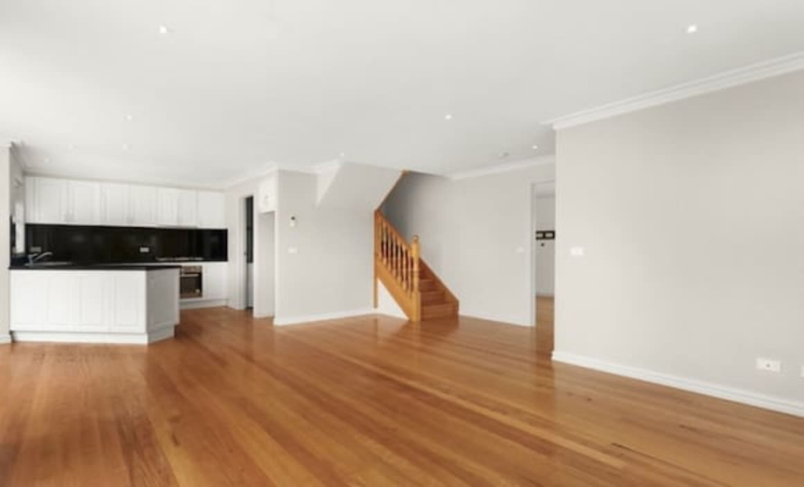 Robert Williams seeks to injunct Essendon home being auctioned