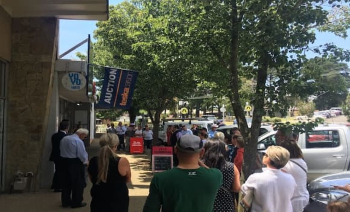 Strong auction sees Mount Eliza retail sell for 30 percent over reserve