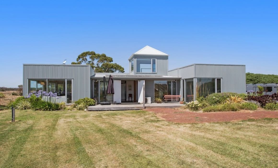 Retired politician Peter Reith lists rural Victorian retreat