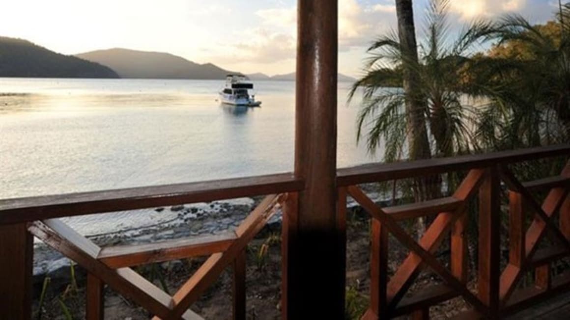 No-reserve auction for waterfront Airlie Beach bungalow kicks off with "courageous" $1 bid