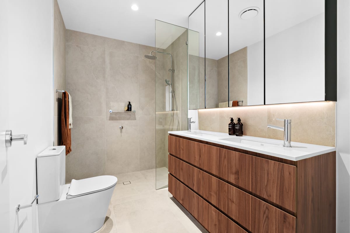 Kingloch Parade, Wantirna