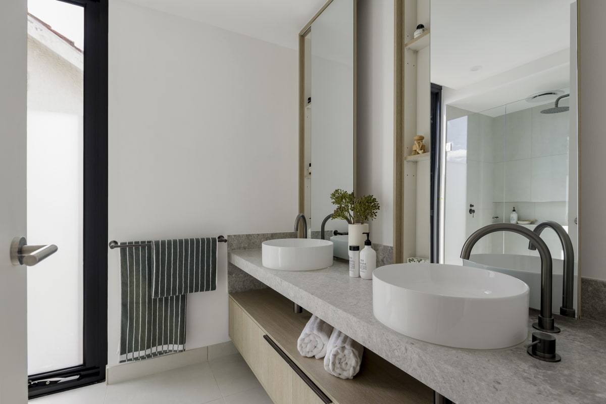 Lori, Glen Iris