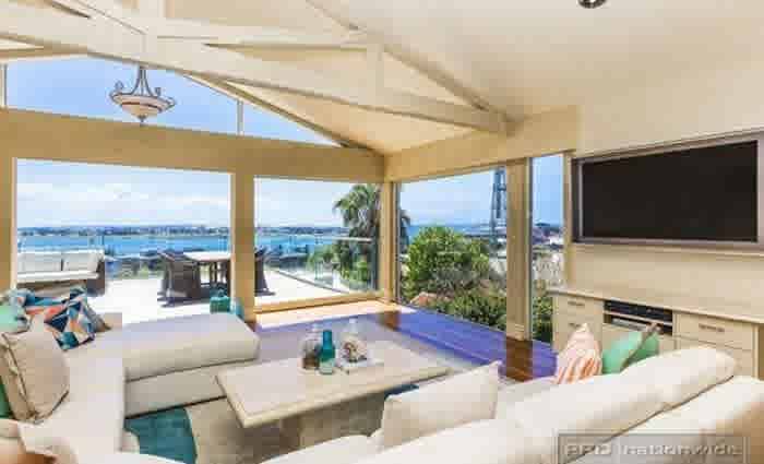 Former mayor Jeff McCloy lists Newcastle home
