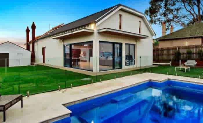 Bomber Dyson Heppell sells in Moonee Ponds