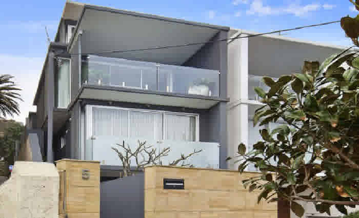 Deborah Hutton finds Tamarama buyer