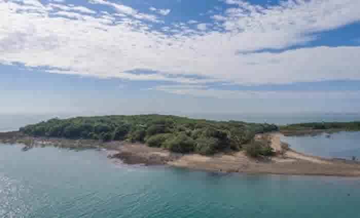 Own a Whitsundays island for $3.5 million
