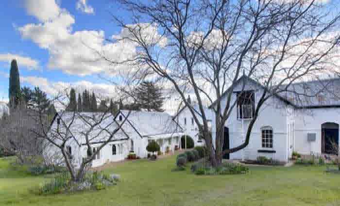 Radio star Kate Ritchie buys Fallow Field, Burradoo
