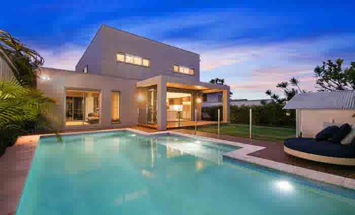 Celebrity personal trainer Shannan Ponton buys in North Curl Curl