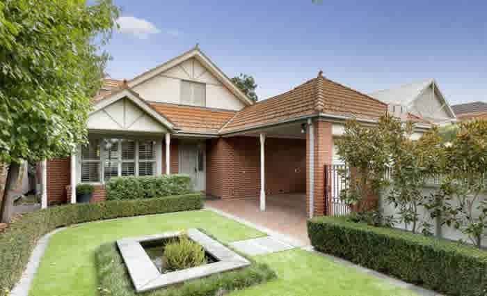 Nicole and Mark Bradtke sell in Sandringham