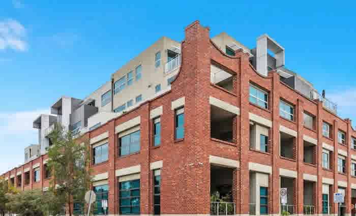 Melbourne Renegades cricket captain Aaron Finch sells investment apartment