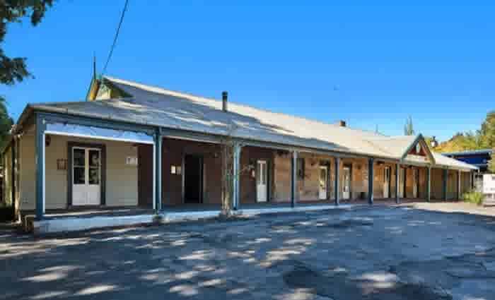 One of NSW's oldest pubs in Picton changes hands