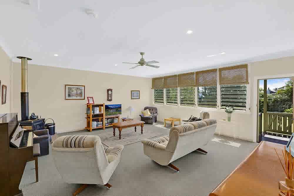 Convicted former NSW detective Roger Rogerson sells Long Jetty holiday home
