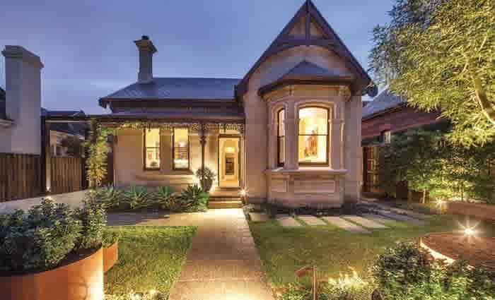 Steady sales gallop secures 73% success rate on record Melbourne auction weekend: REIV