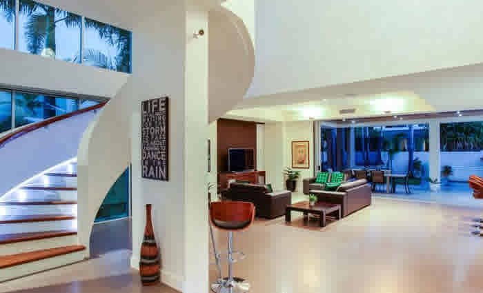 Online entrepenuers update Mermaid Beach asking price